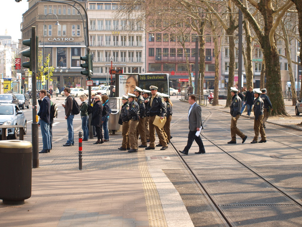 Suchmassnahmen am Koelner Neumarkt nach Raubueberfall im Parkhaus Wolfstr P07.JPG